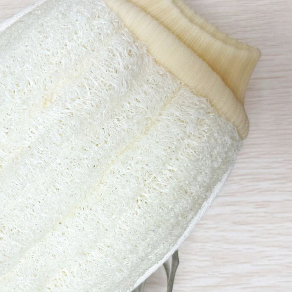  Close-up detail of natural loofah fiber texture and durable stitching on bath glove
